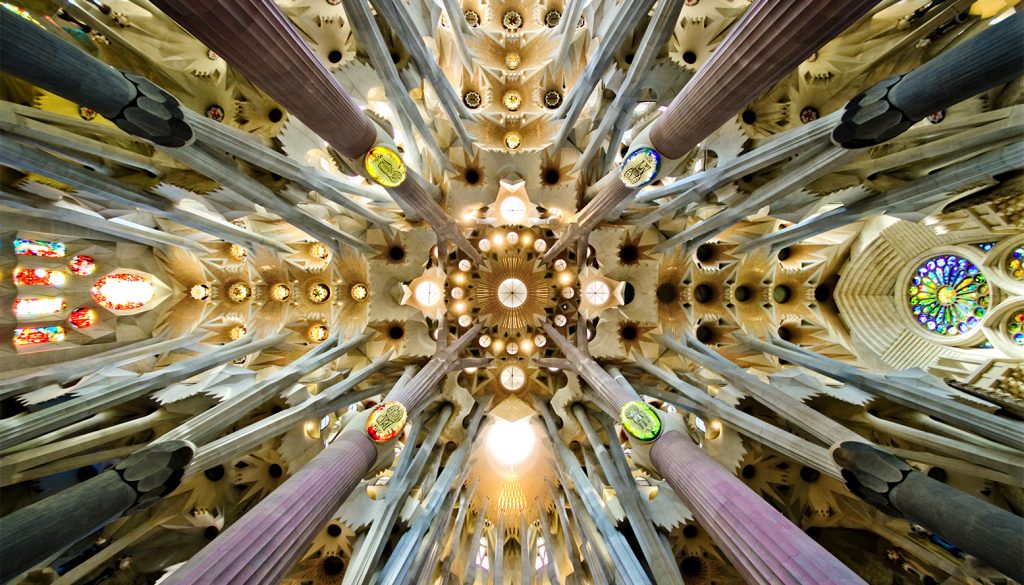 Het plafond van de Sagrada Familia