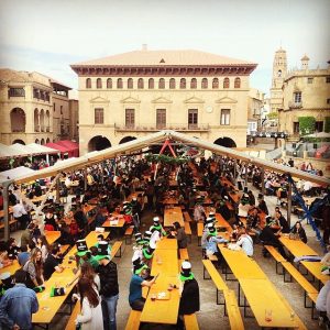 rijen met tafels en banken in poble espanyol barcelona