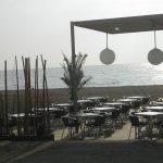 strandbar met zee op achtergrond