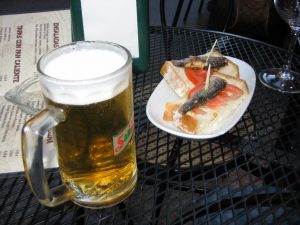 Gratis tapas eten in Barcelona.