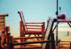 eenvoudige stoelen aan strand