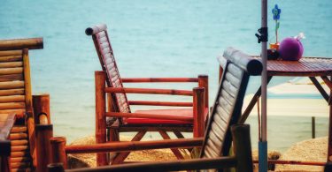 eenvoudige stoelen aan strand