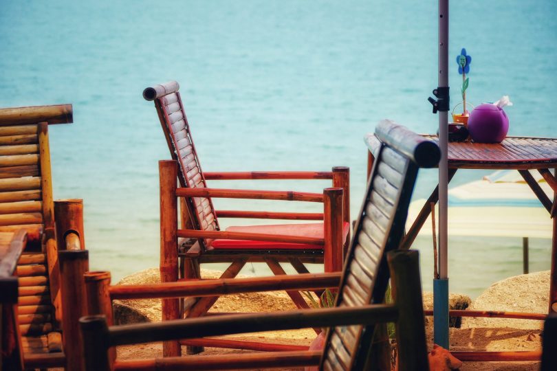 eenvoudige stoelen aan strand