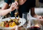 bord met geroosterde groente op tafel