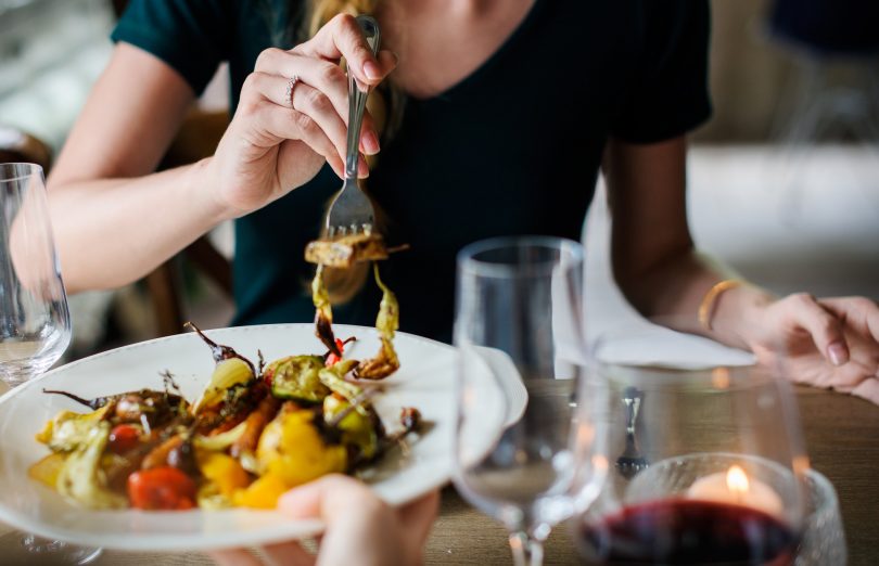 bord met geroosterde groente op tafel