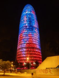 De Torre Agbar in Barcelona bij nacht.