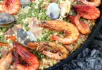 paella met erwten en garnalen