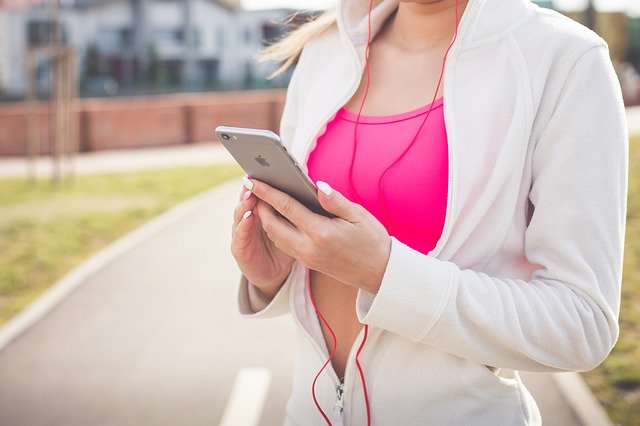 sporter met telefoon en fitness app