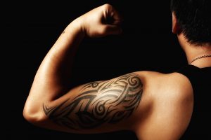 tribal tattoo op bovenarm