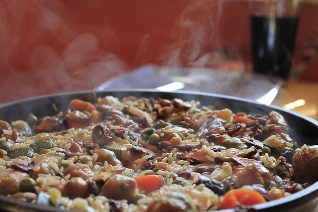 paella in pan