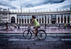 dame op fiets voor fira barcelona