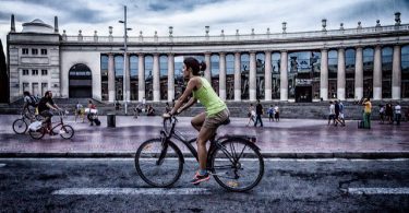 dame op fiets voor fira barcelona