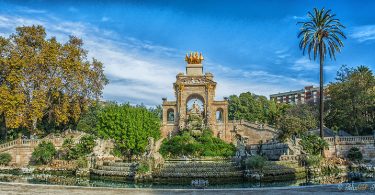 vijver met beelden in ciutadella park