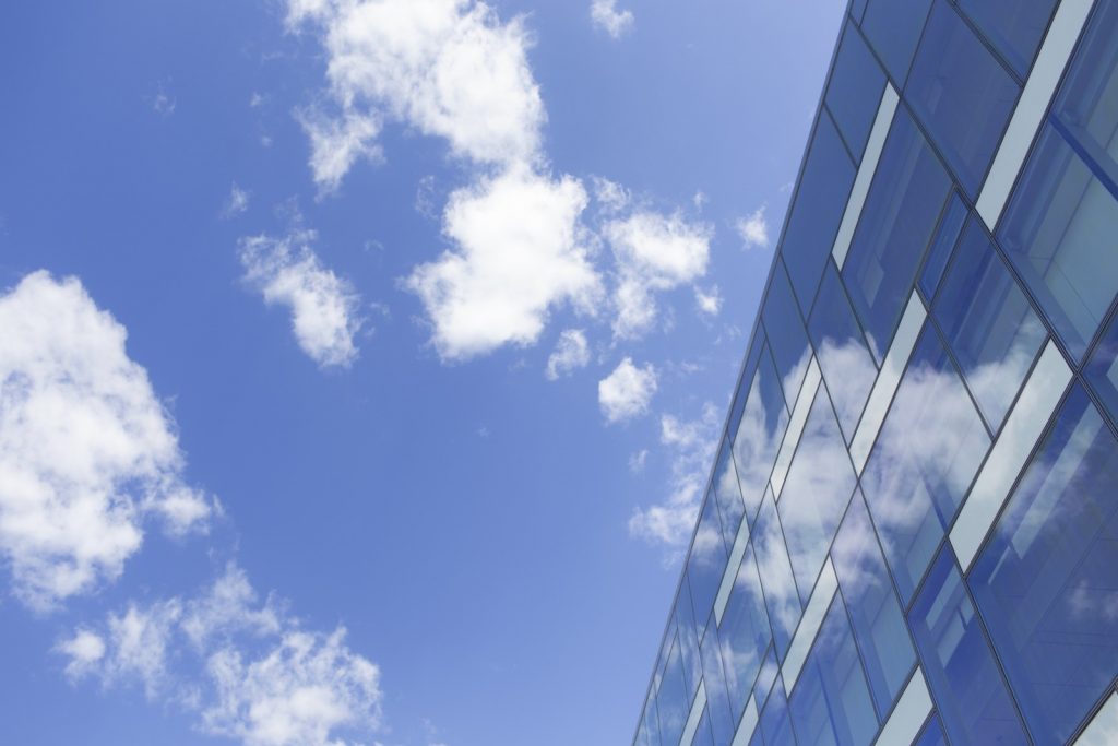 blauwe lucht met glazen gebouw