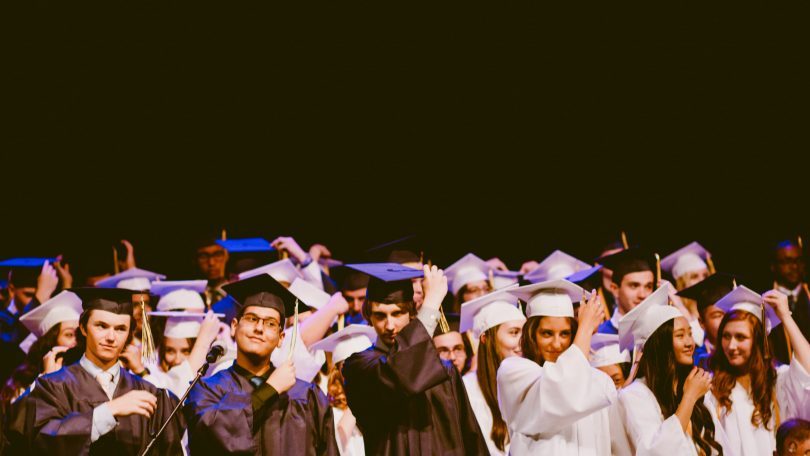 afstuderende studenten in zwart en wit gekleed