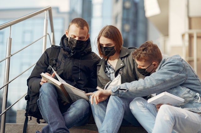 3 studenten op trapje