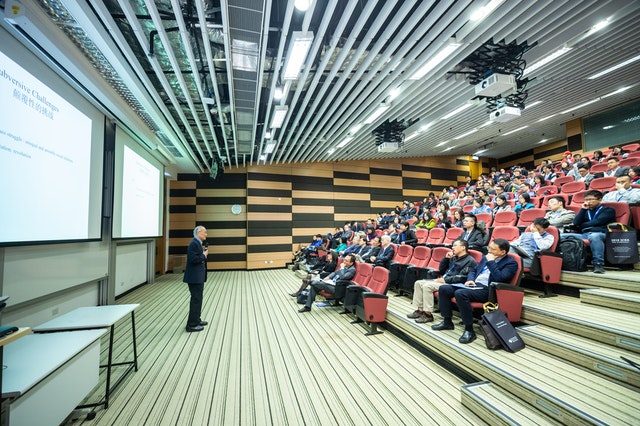 collegezaal met rode stoelen