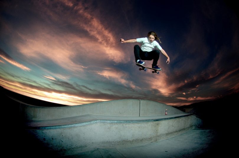 skater bij lucht van ondergaande zon