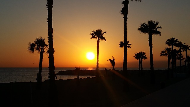 ondergaande zon strand poblenou