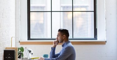 jongen werkt aan bureau