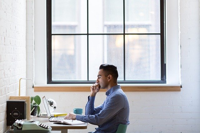 jongen werkt aan bureau