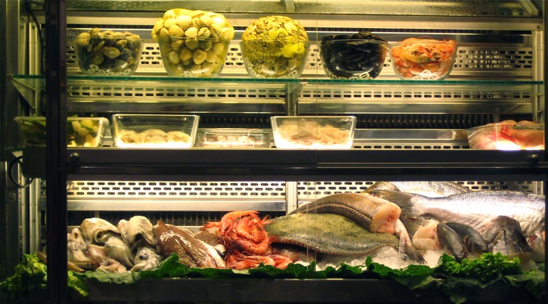 gekoelde vitrine met ingrediënten