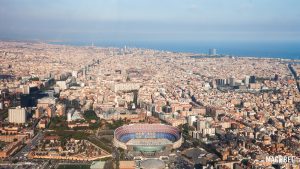 camp nou vanuit de lucht gezien, rest van de stad erachter