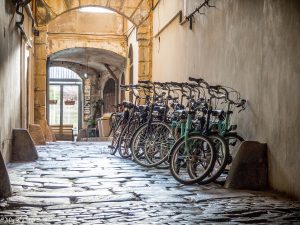 steegje met groene fietsen