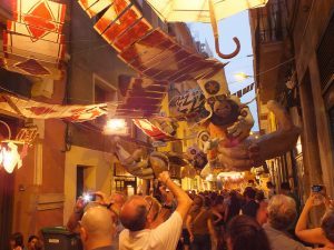 versierde en drukke straat met festa major