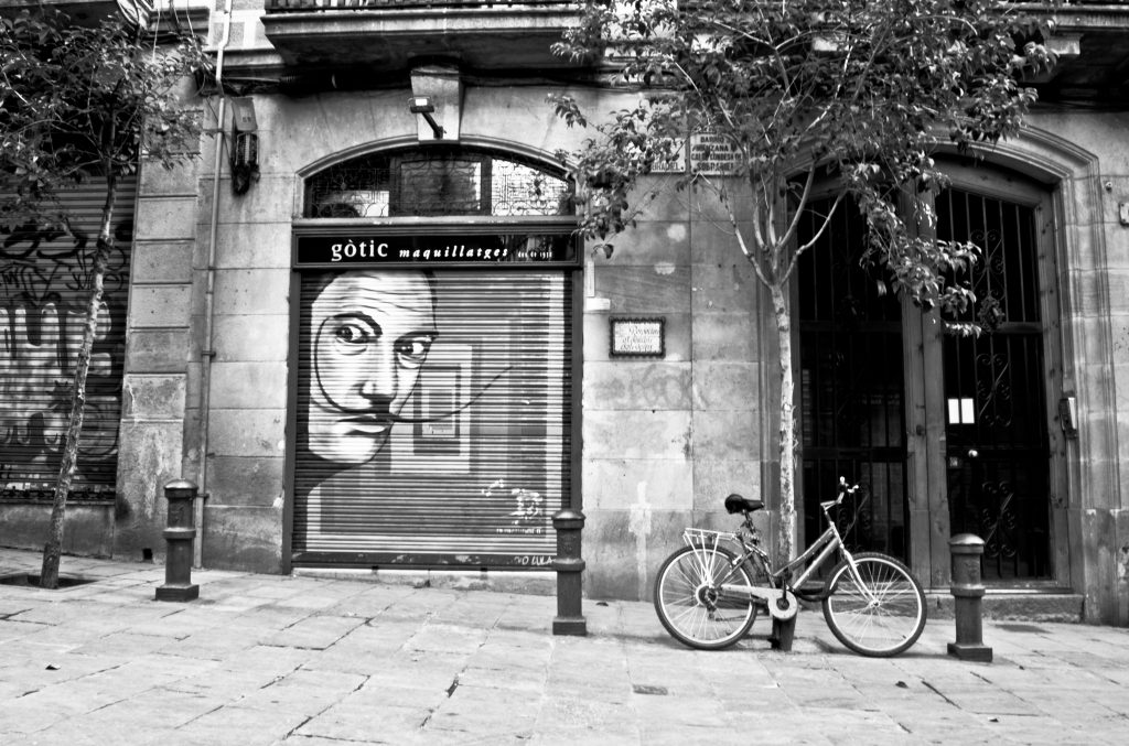 straat in wijk gotic in barcelona met bomen en geparkeerde fiets