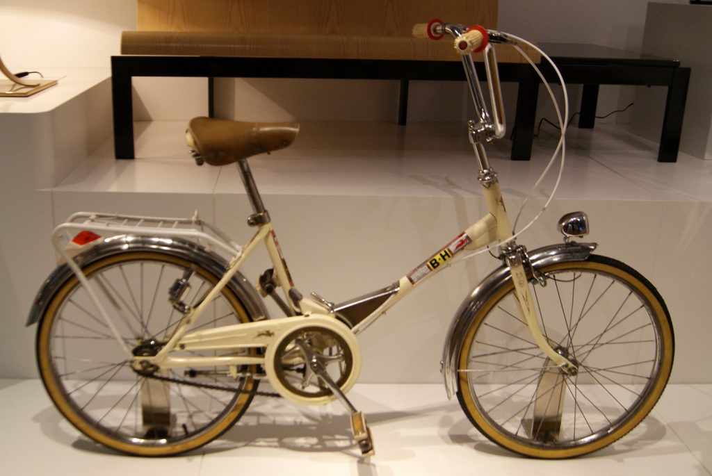 fiets in showroom met bruin zadel