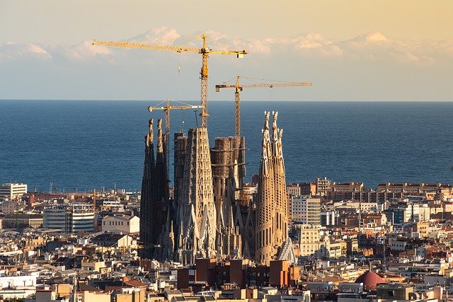 sagrada familie met bouwkranen