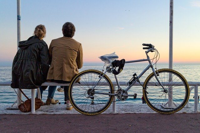 koppel met fiets aan zee