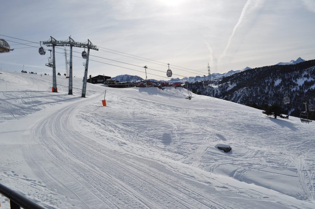 skilift op berg met sneeuw