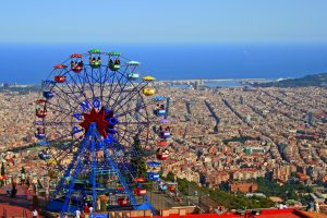 reuzenrad in tibidabo met uitzicht over barcelona