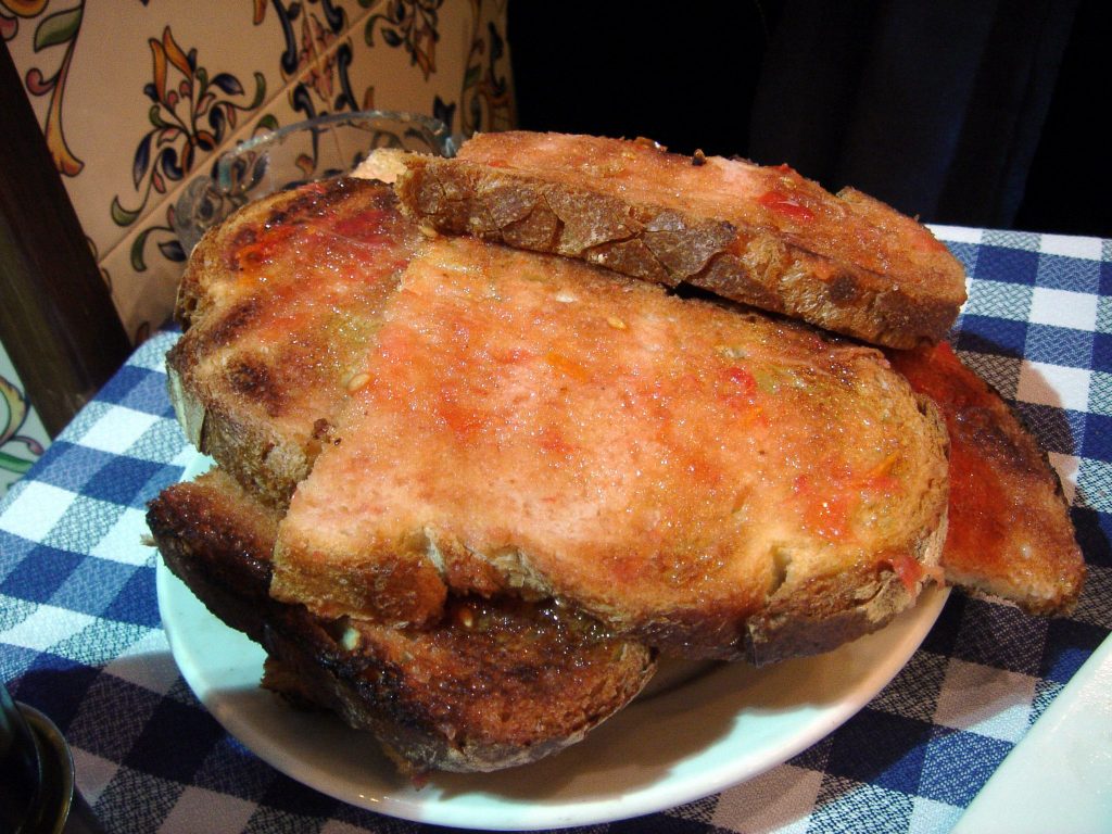 geroosterd brood met tomaat erop uitgewreven