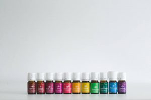 11 kleine potjes met gekleurde labels