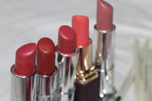 vijf rode lippenstiften