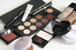 make-up met creme, poeder, oogschaduw