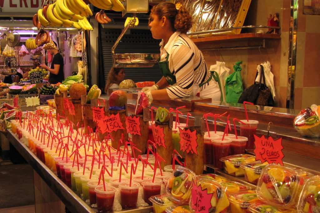 fruit en sapjes op de boqueria markt in barcelona