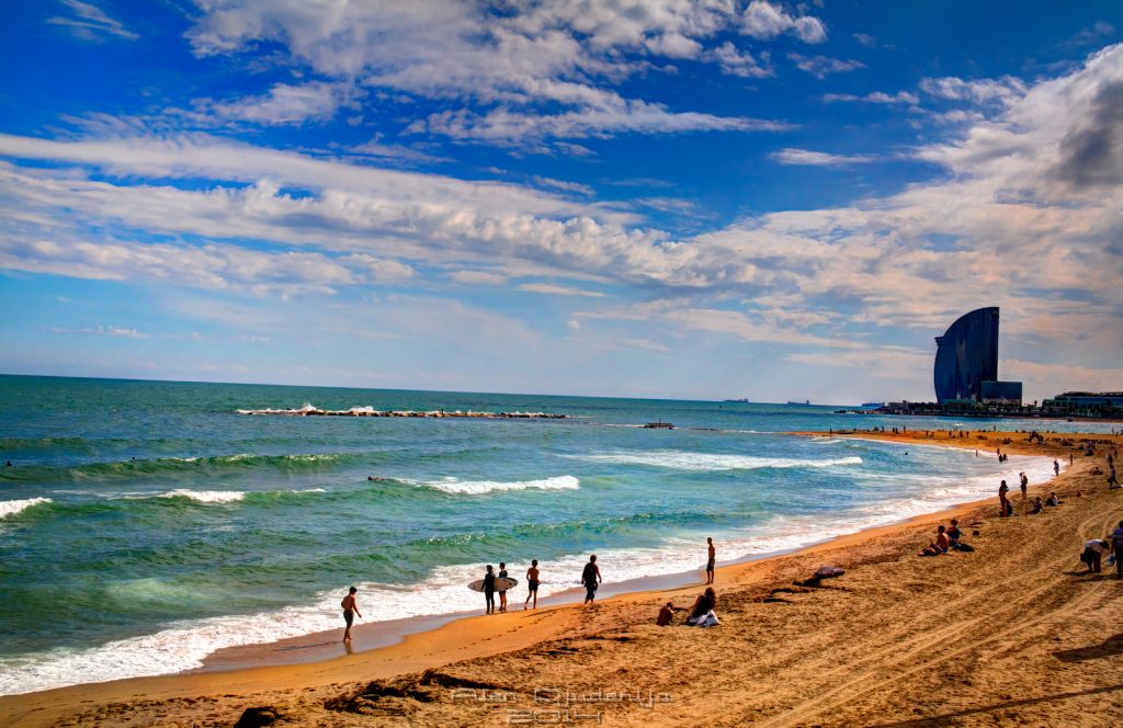 kust met surfers op het strand in barcelona