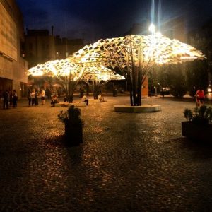 plein met verlichte parasols