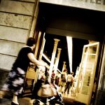 winkelend publiek bij ingang winkel