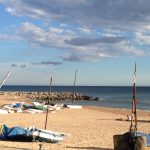 bootjes op het strand en pier