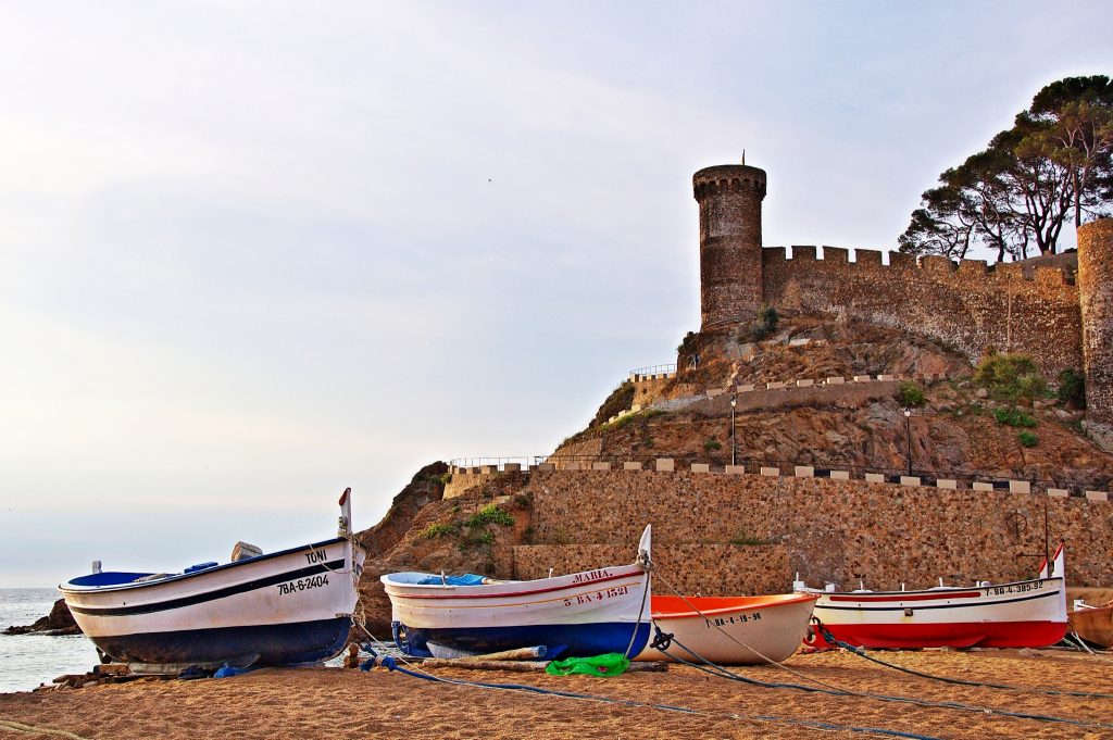 boten op het strand van tossa de mar