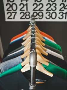 fleurige kleding op de haak aan rek