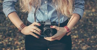 vrouw met camera voor zich