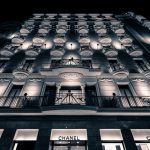 chanel gebouw in het donker met verlichting