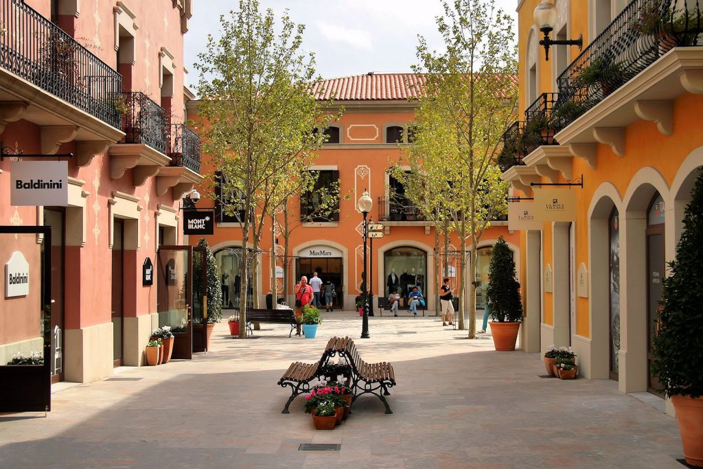 straat in la roca village outlet