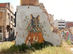 deel van overgebleven muur met milde graffiti